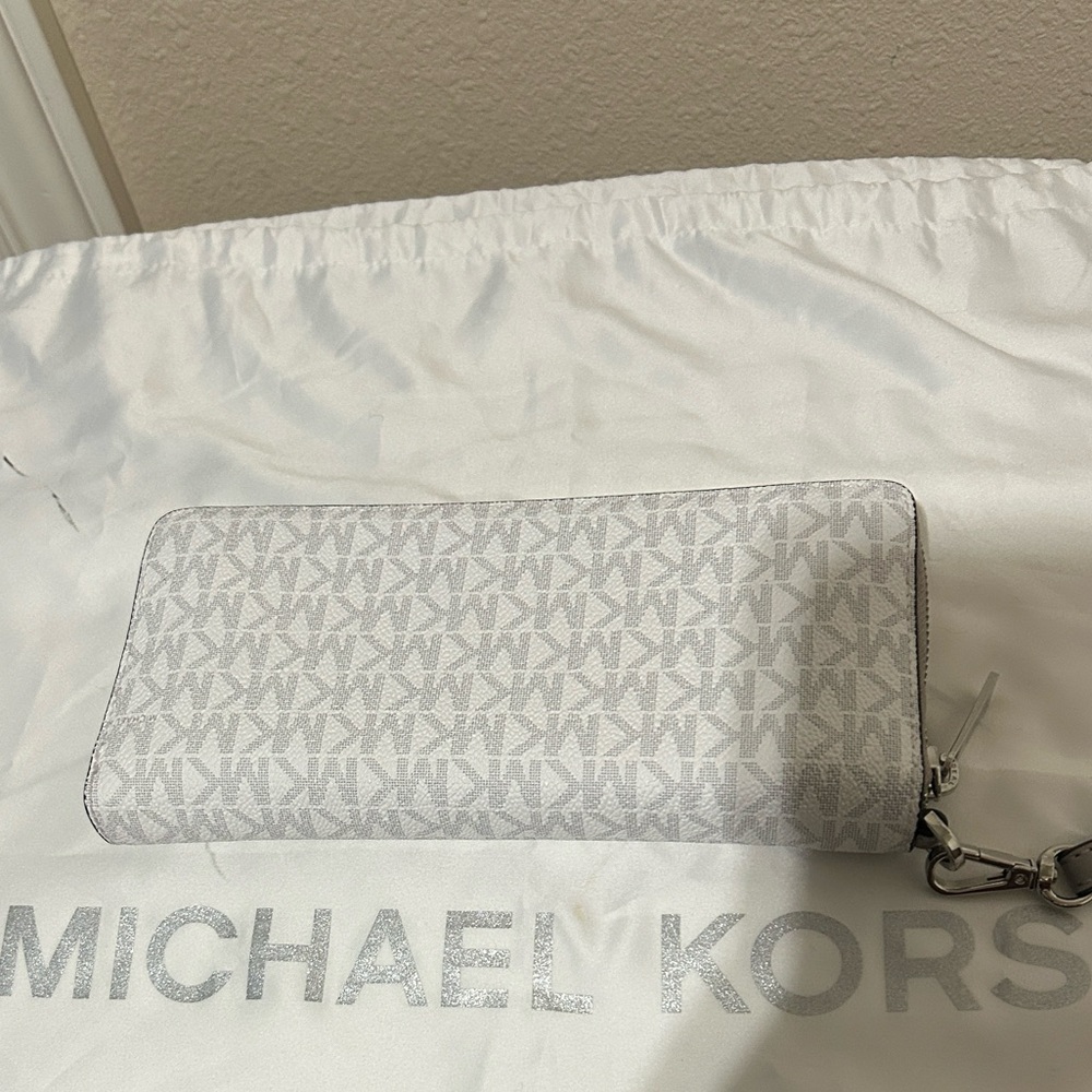 Michael Kors Gray and White Monogram Voyager Tote and Continental Wallet Set - Picture 11 of 16